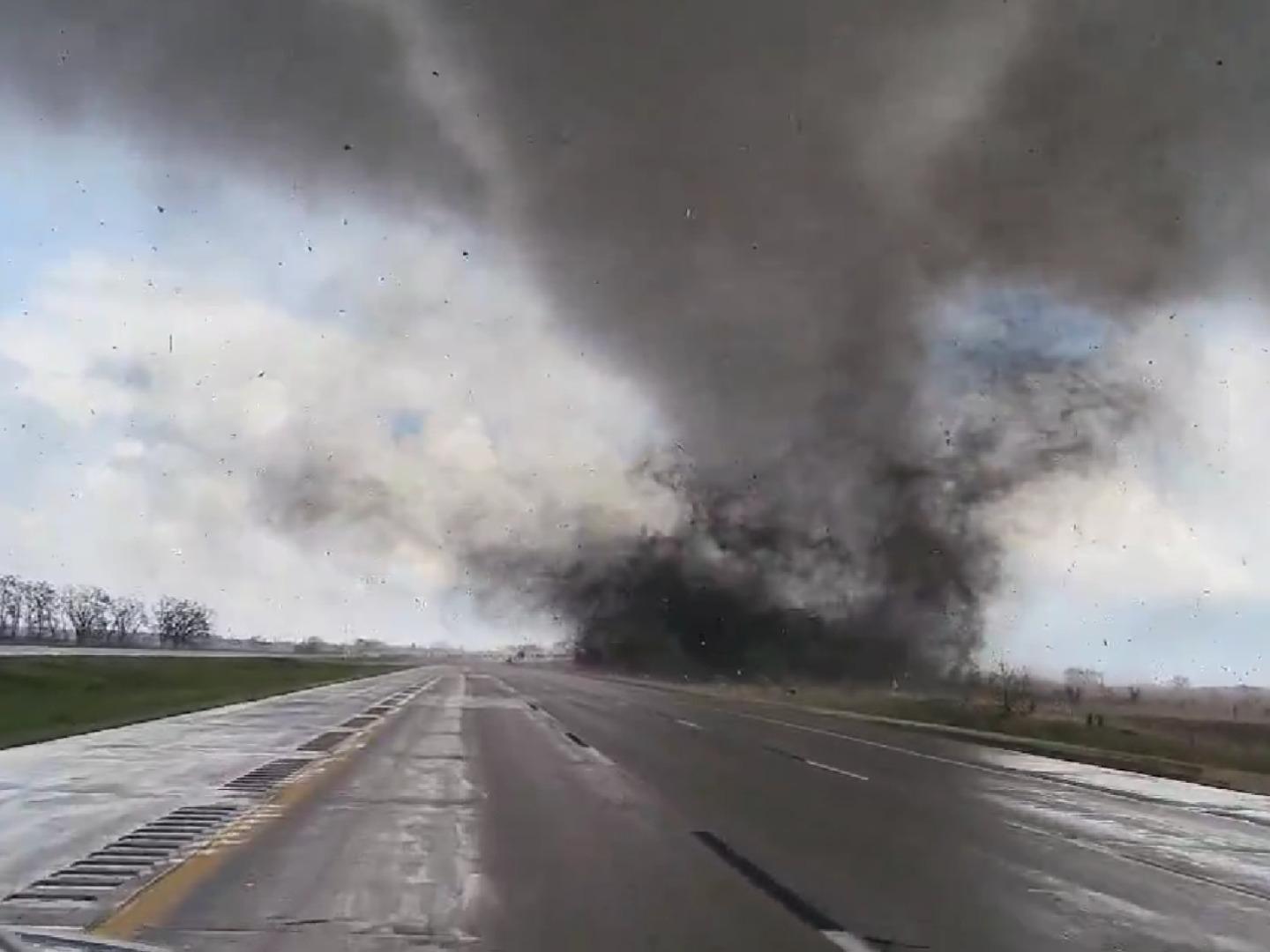 Videos: Tornado Deja Severos Daños Materiales en Nebraska, EUA 