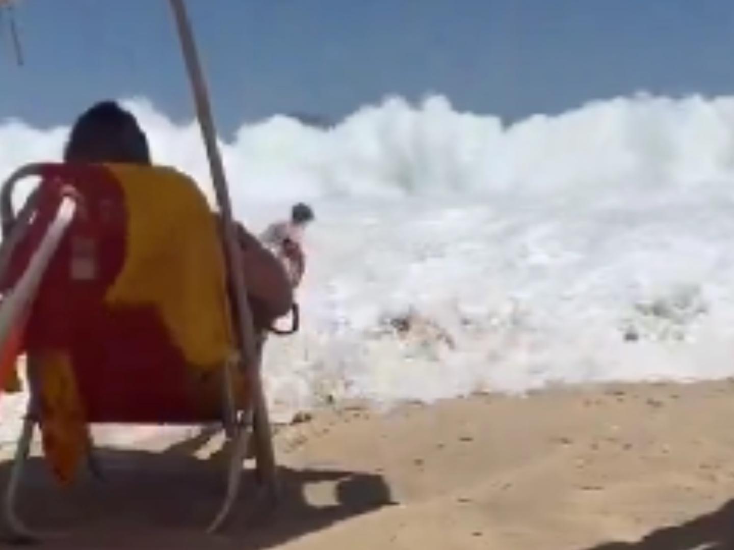 Video | Enorme Ola Sorprende a Turistas y los Arrastra por la Playa