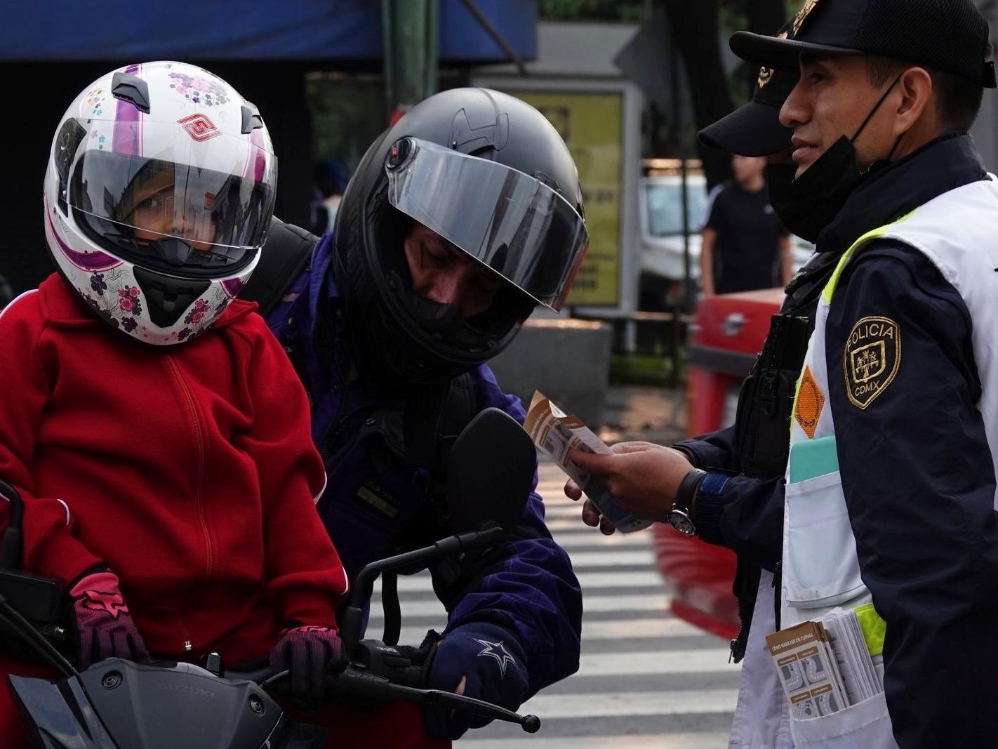 Con Niños a Bordo, Motociclistas Siguen Infringiendo Reglamento de Tránsito en CDMX