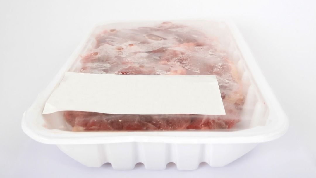 ¿Cómo descongelar la carne en solo 5 minutos?
