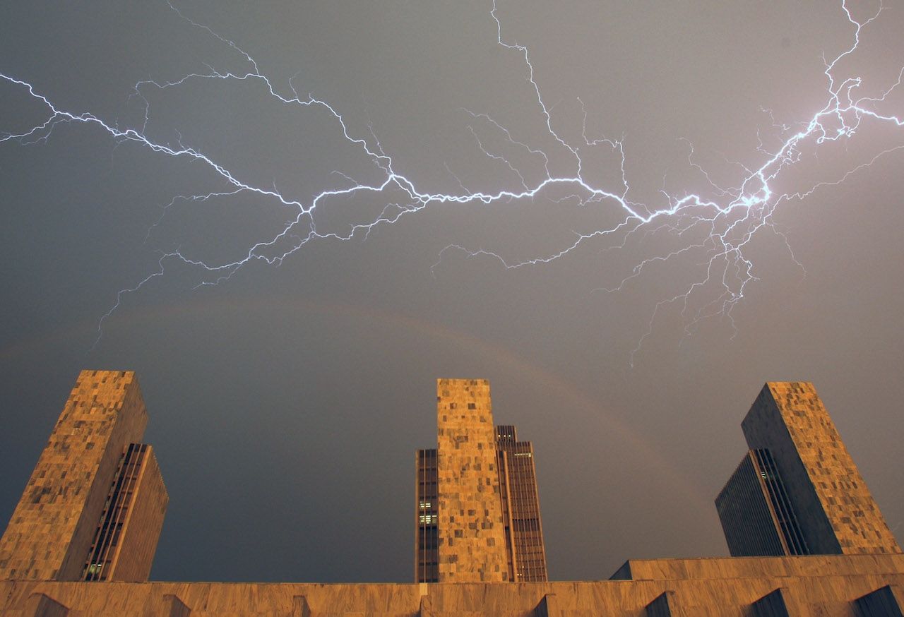 Cómo se generan los rayos en una tormenta eléctrica