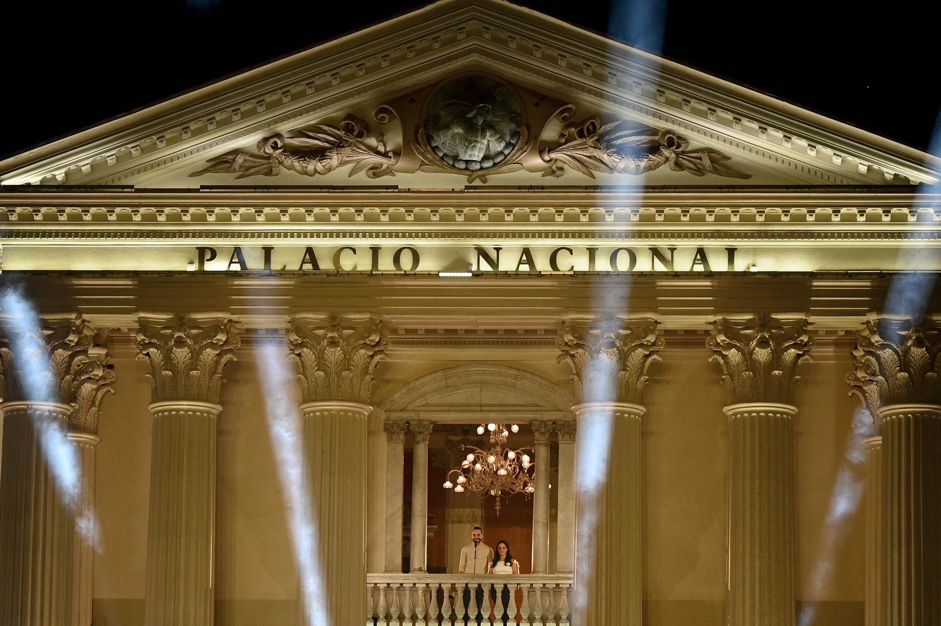 El presidente salvadoreño Nayib Bukele saluda junto a su esposa Gabriela Rodríguez desde el balcón de Palacio Nacional