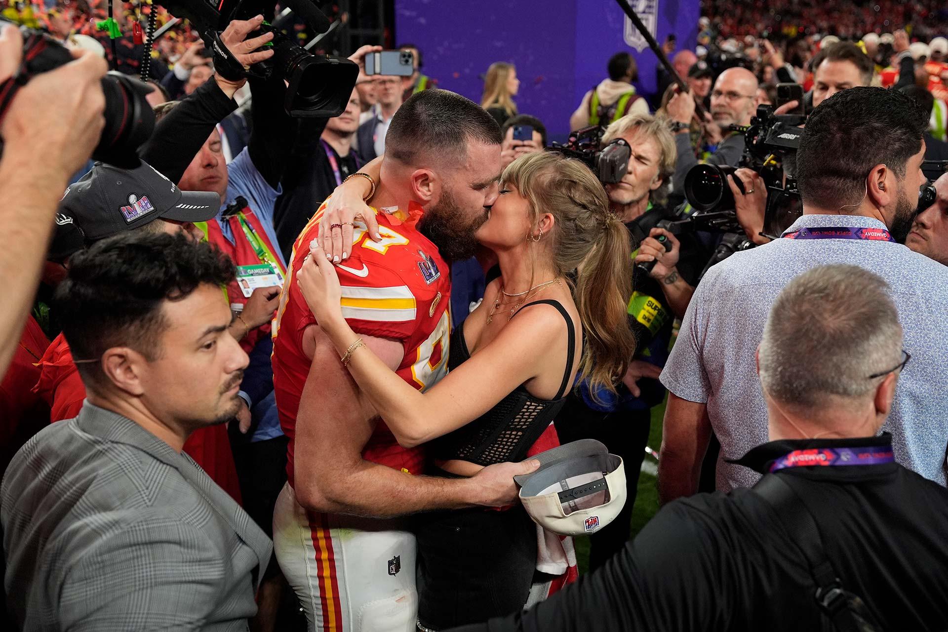 Travis Kelce de los Kansas City Chiefs besa a Taylor Swift durante el Super Bowl LVIII