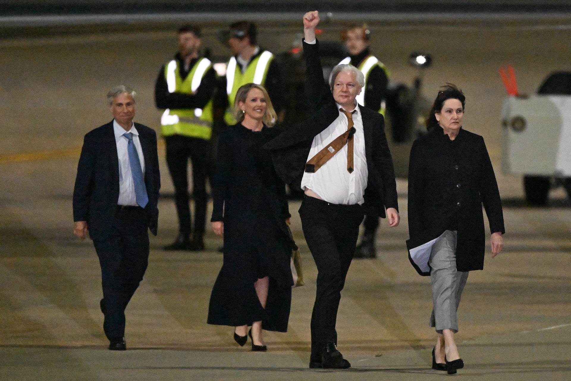 Julian Assange levanta el puño al llegar al aeropuerto de Canberra en Australia