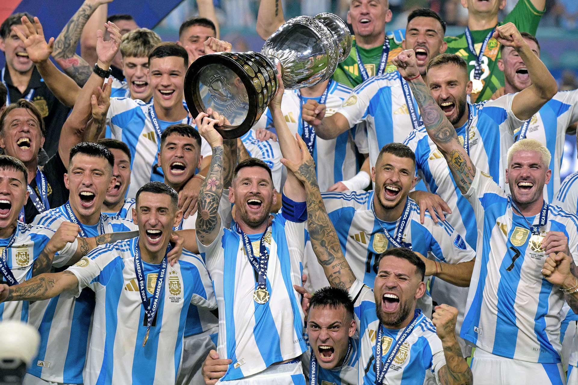 La selección de futbol de Argentina celebra con el trofeo de campeón de la Copa América en Miami, Florida