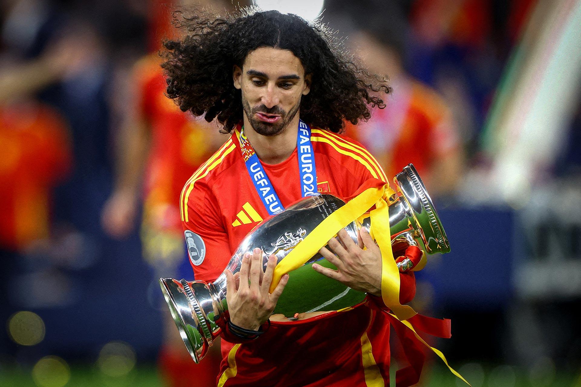 El futbolista español Marc Cucurella celebra con el trofeo de campeón de la Eurocopa en el Estadio Olímpico de Berlín