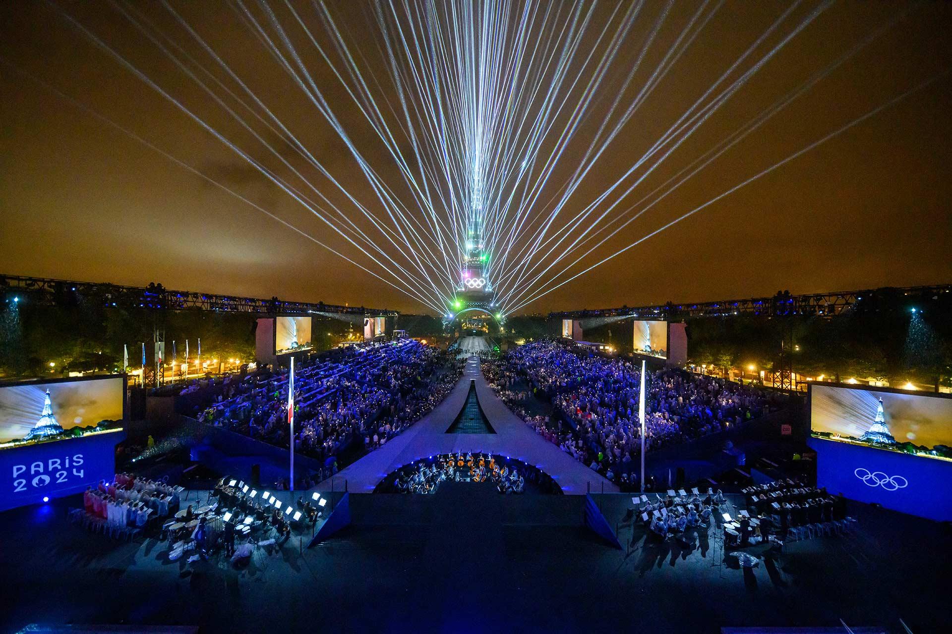 Espectáculo de luces en la Torre Eiffel durante la ceremonia inaugural de los Juegos Olímpicos de París 2024