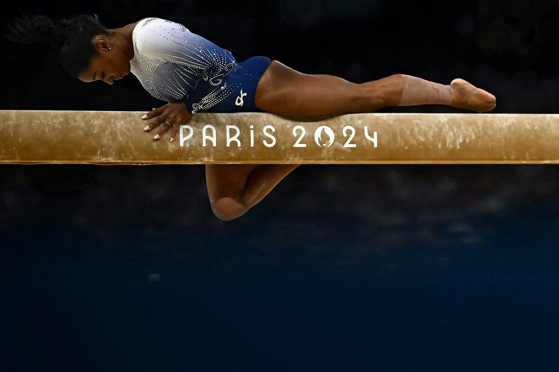 Simone Biles compite en la final de barra de equilibrio femenina durante los Juegos Olímpicos de París 2024