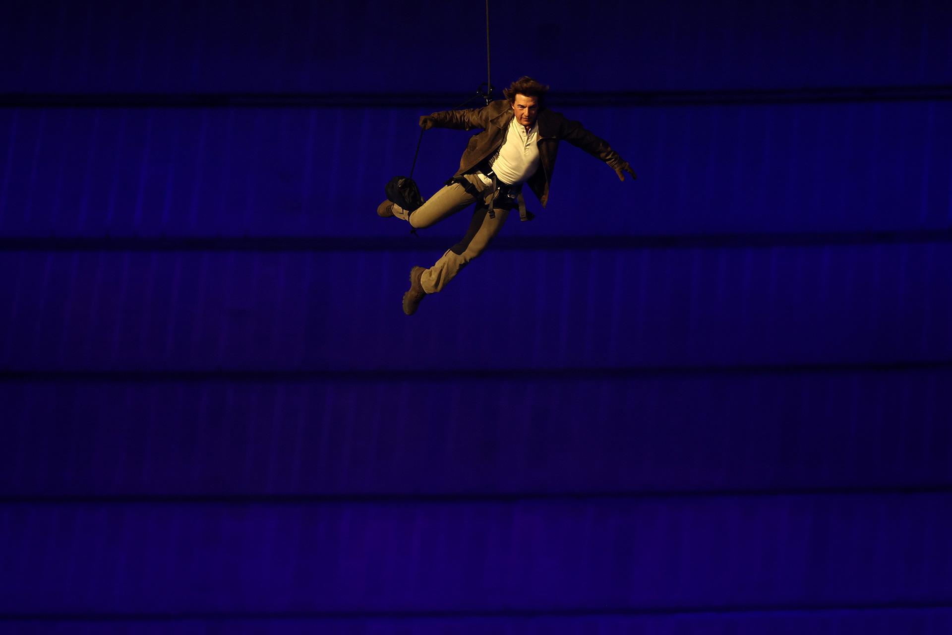 Tom Cruise desciende en el Stade de France durante la ceremonia de clausura de los Juegos Olímpicos de París 2024