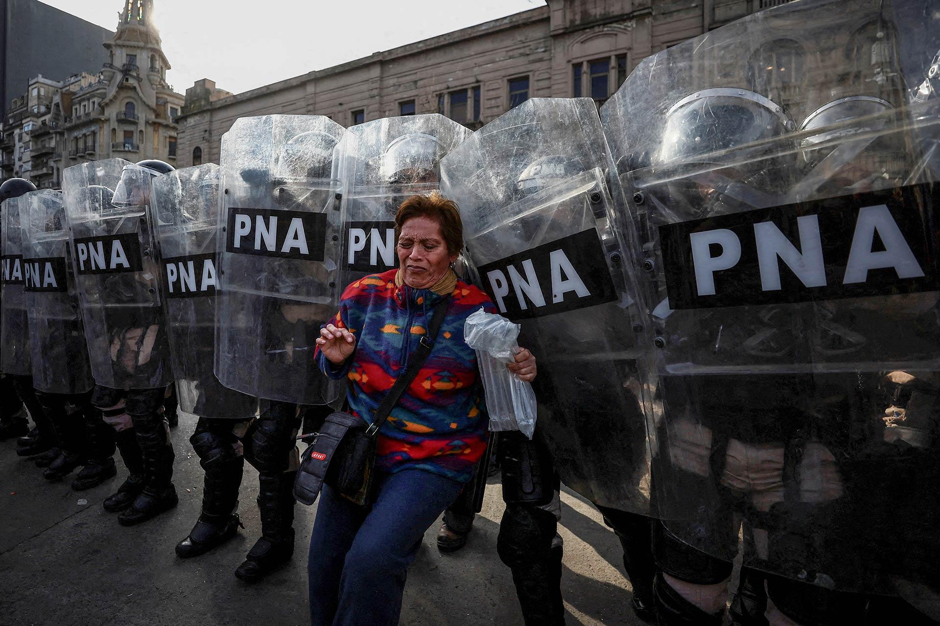 Una mujer protesta en Buenas Aires contra la decisión de vetar una reforma para aumentar las pensiones