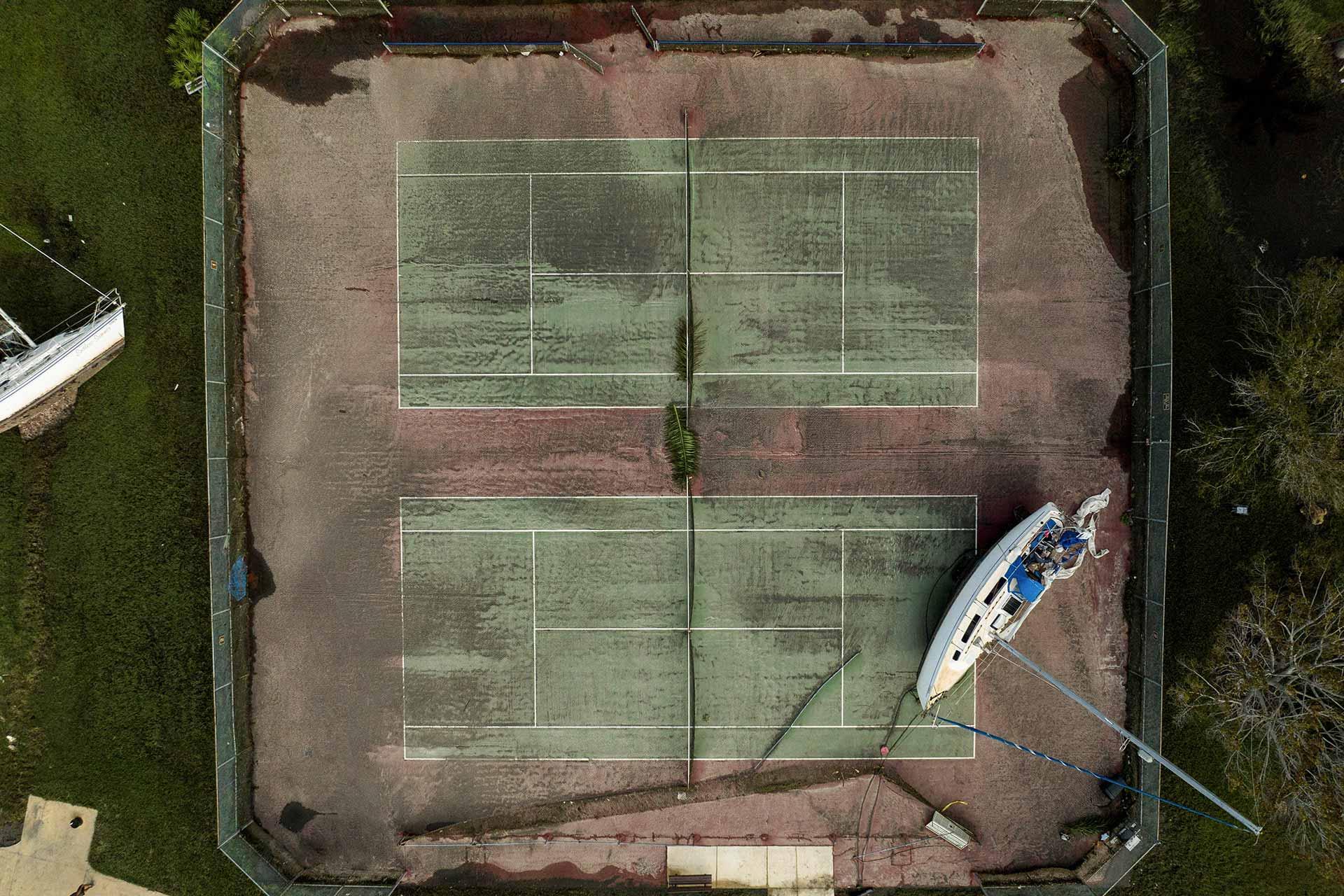 Un bote sobre una cancha de tenis después de ser arrastrado por el paso del huracán Milton en Florida