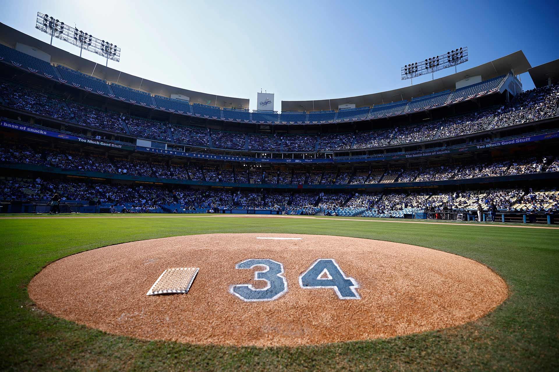 El número 34 de Fernando ‘El Toro’ Valenzuela se muestra en el centro del diamante del Dodger Stadium durante la celebración del campeonato de la Serie Mundial