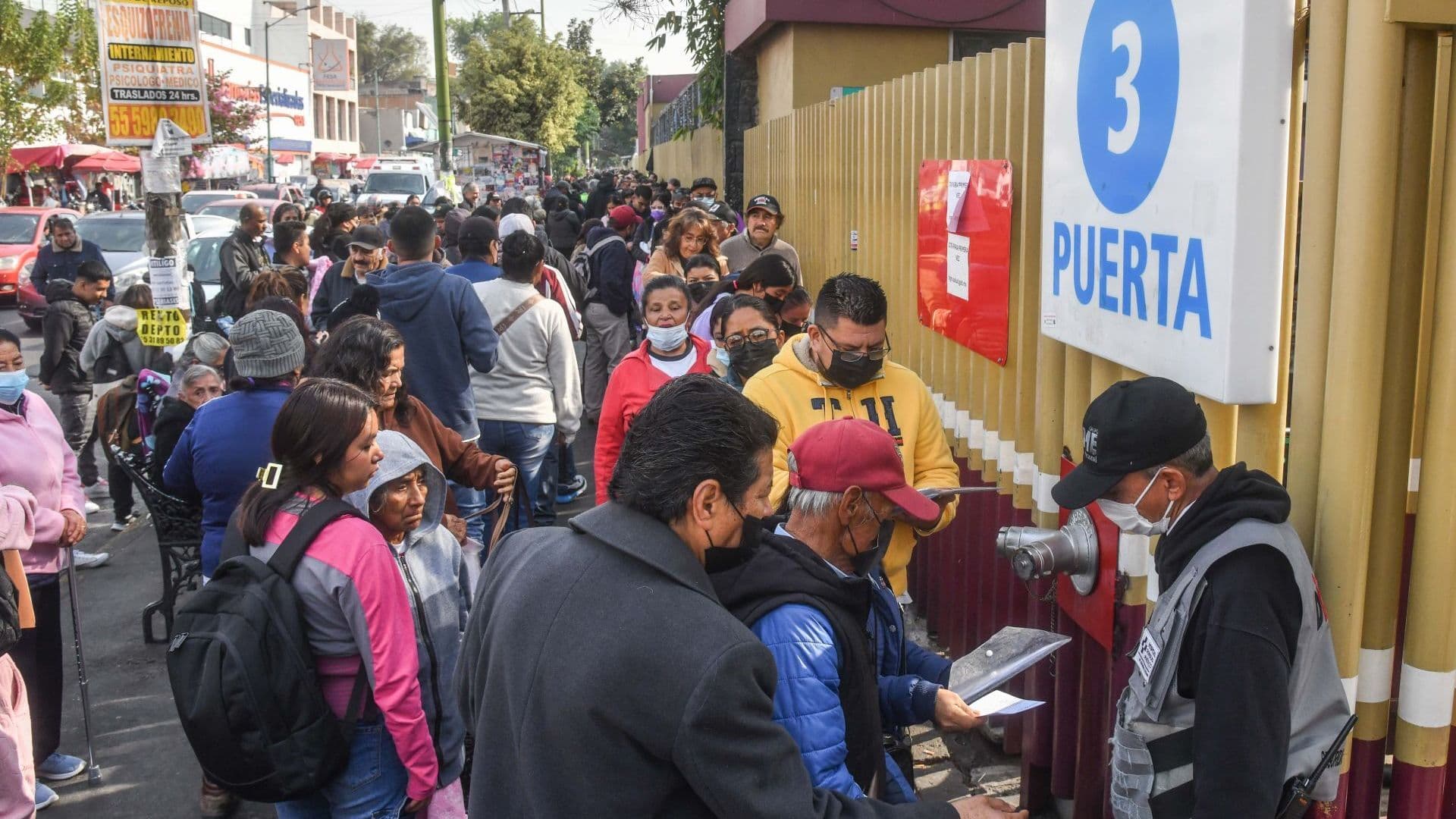 Fila de personas para ingresar al Hospital General de México el 20 de enero 2026.