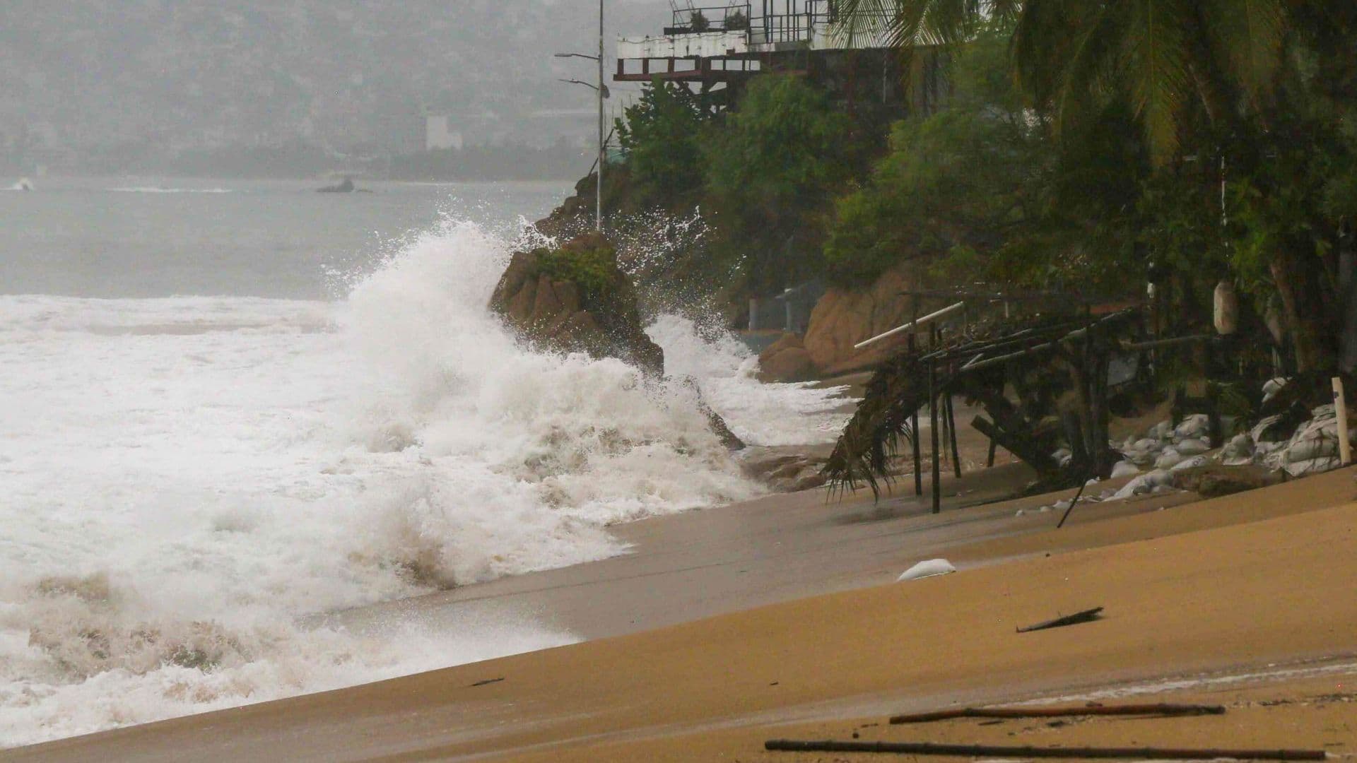 Tormentas Tropicales Boris y Cristina En Vivo Hoy: Alerta Roja y Cancelación de Vuelos