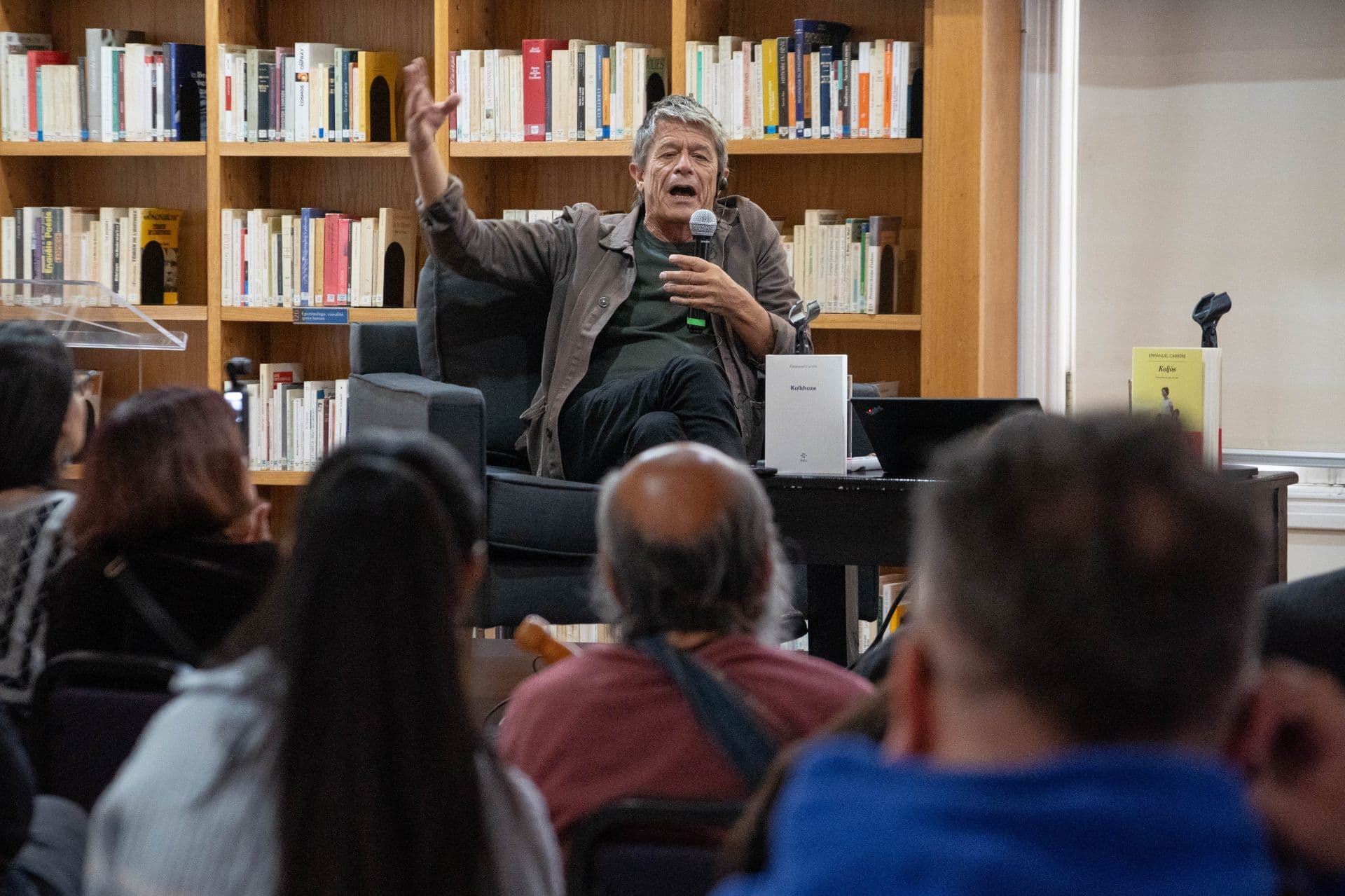 Emmanuel Carrère durante conferencia de prensa en México