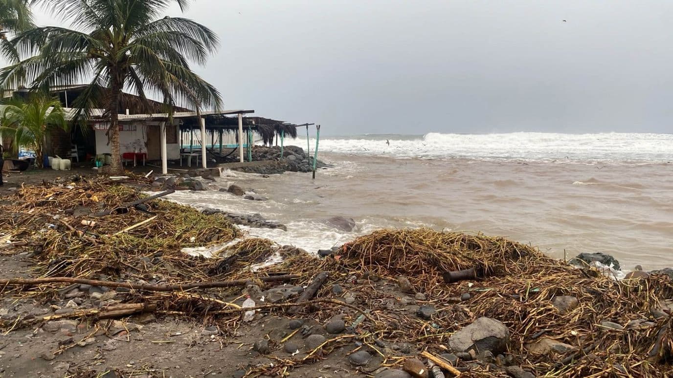 Huracan Simon pone en alerta a estados de Michoacán, Colima y Jalisco