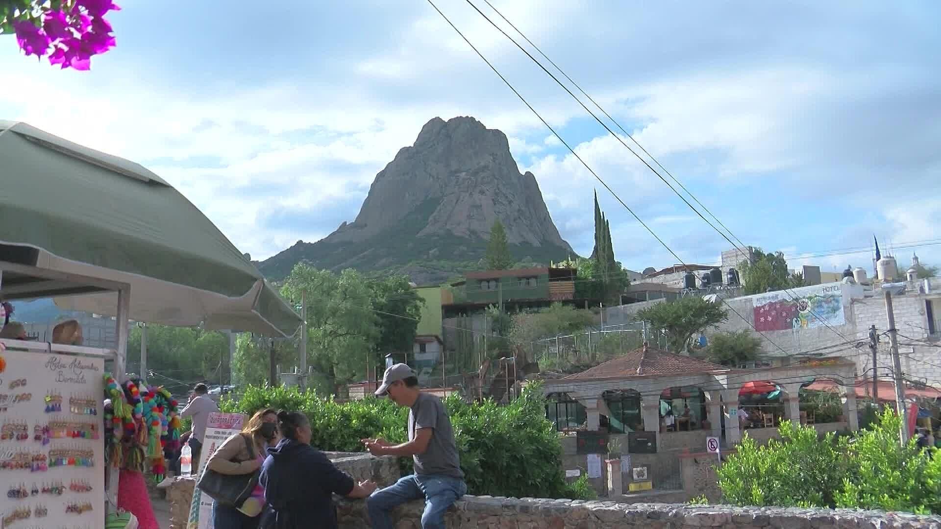 Buscan Mejorar la Seguridad en la Peña de Bernal Tras Varios Accidentes