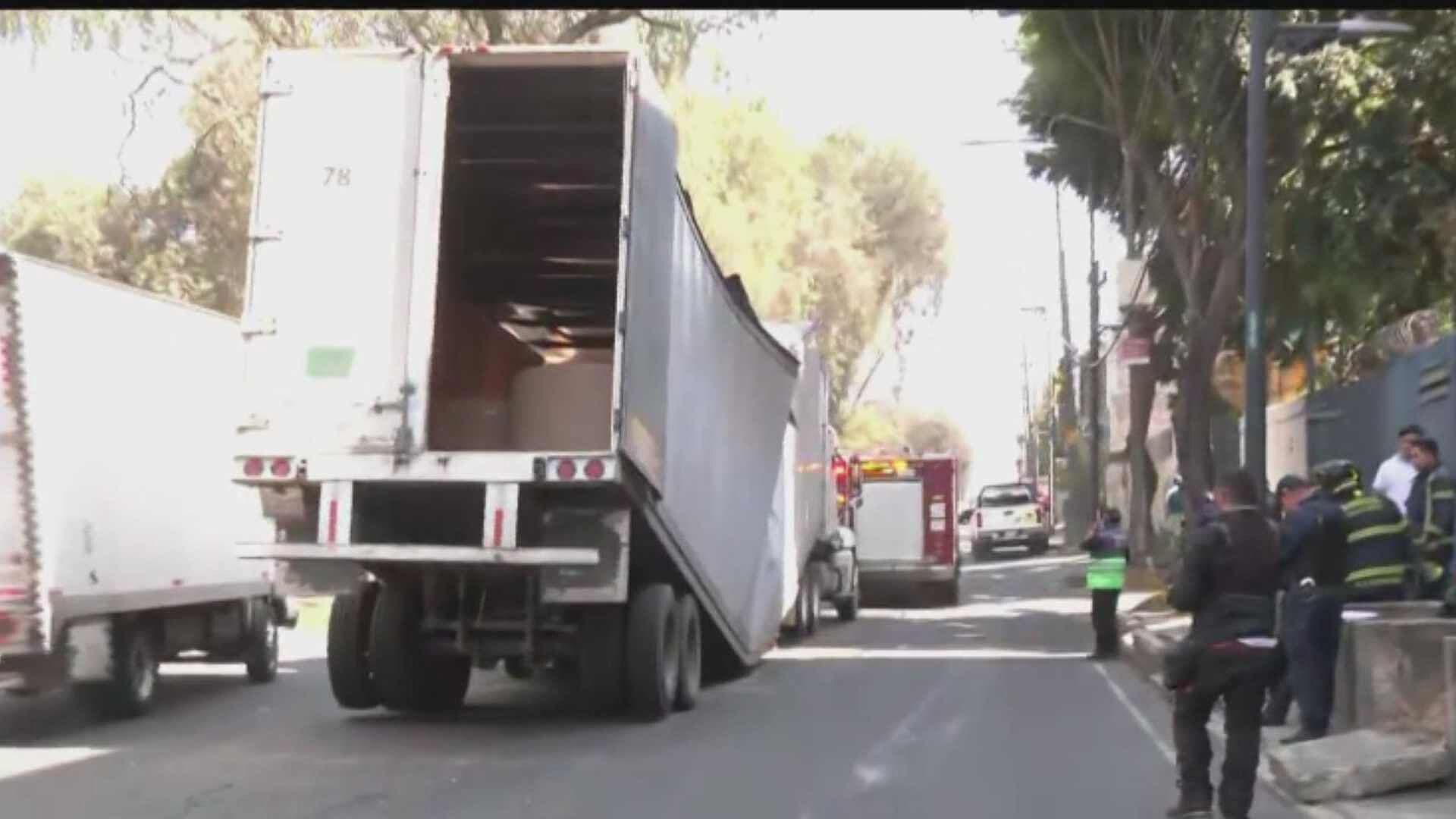 Tráiler se Parte en Dos; Circulación Complicada en la Calzada Zaragoza Hoy 16 de Febrero