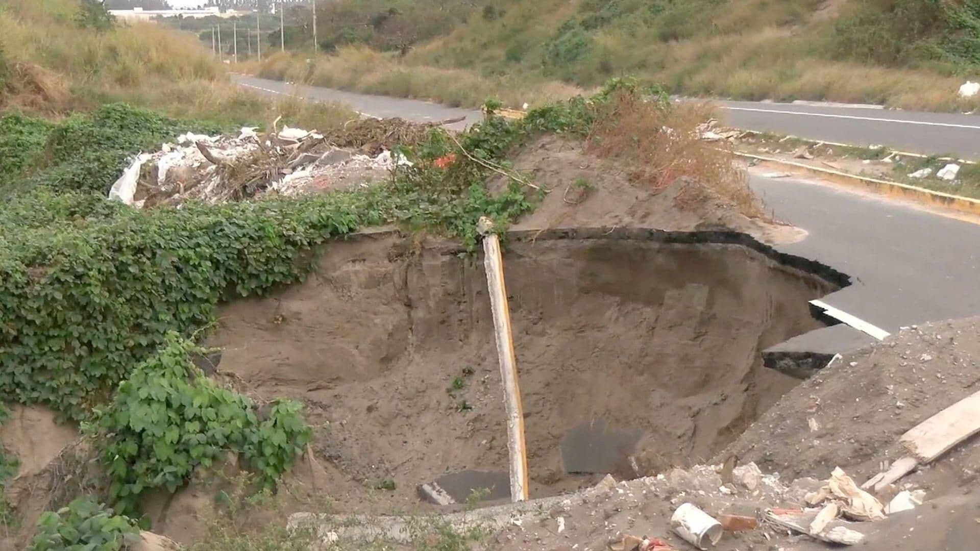 Sin Reparar Deslave en Carretera Rumbo a la Escuela Naval
