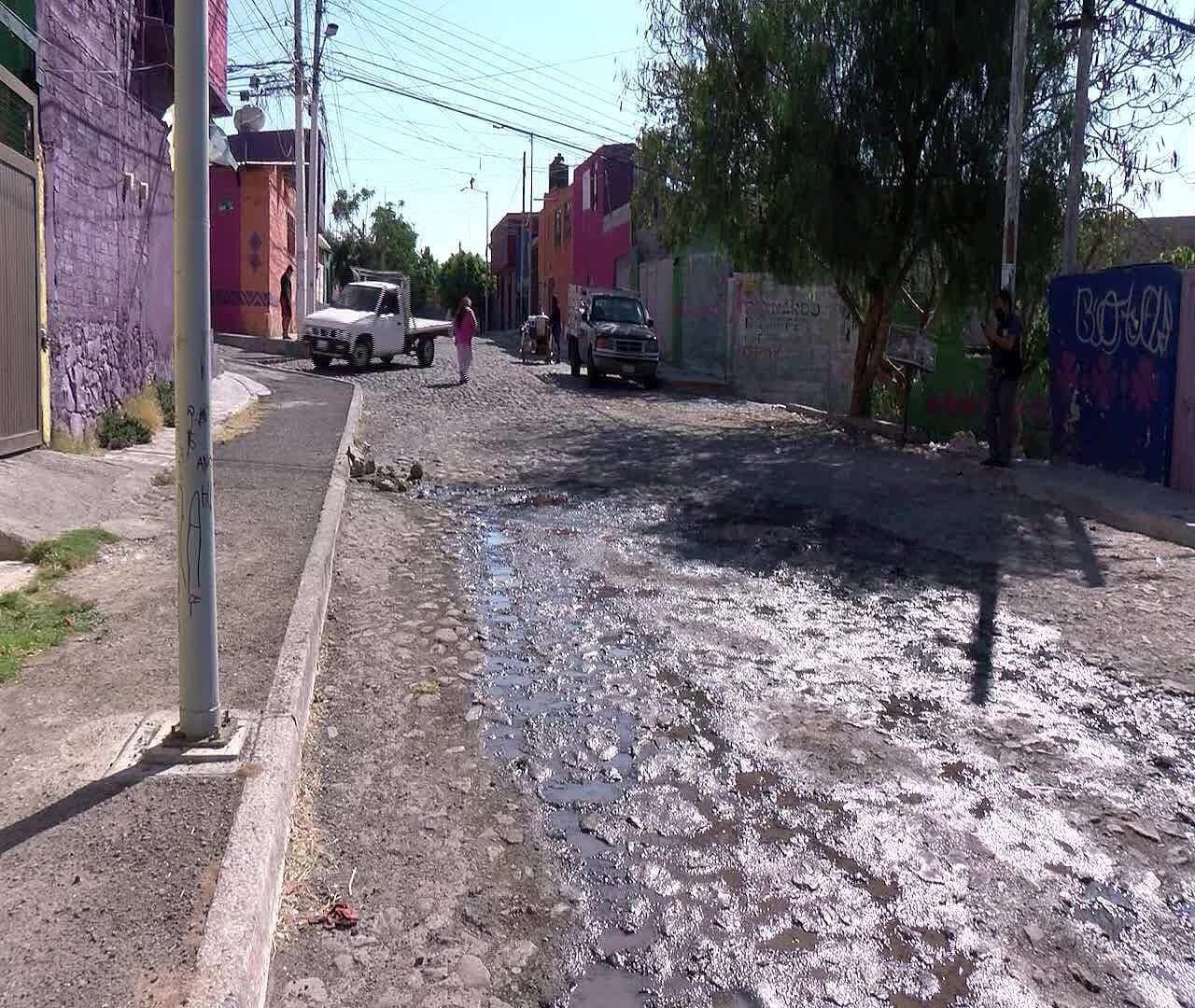 Vecinos de Menchaca denuncian fuga de agua desde hace 15 días
