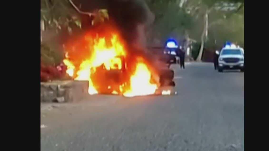 Auto se incendia en la carretera Comala-Villa de Álvarez, Colima.