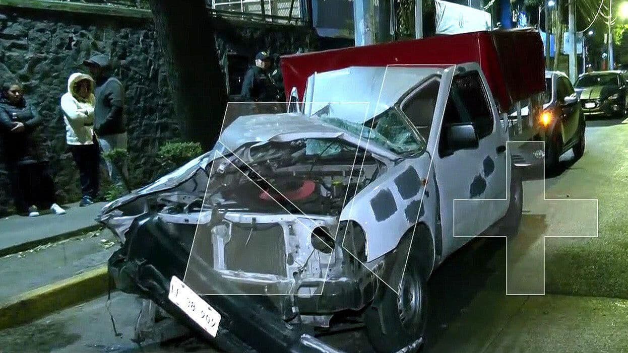 Camioneta Choca contra Árbol en Río Mixcoac