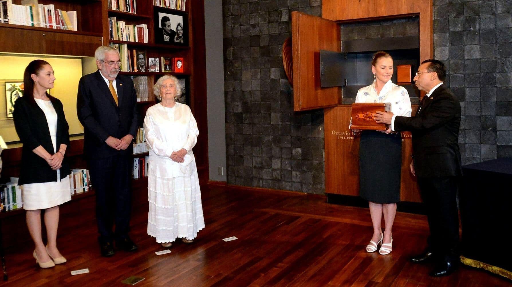 Las cenizas de Octavio Paz ya reposan en el Antiguo Colegio de San Ildefonso