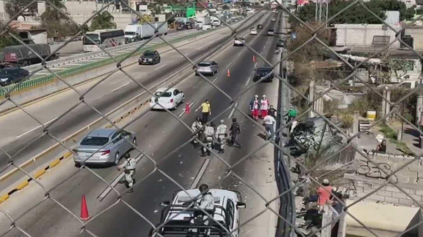 Circulación en Paso Exprés de Cuernavaca sigue cerrada por choque múltiple