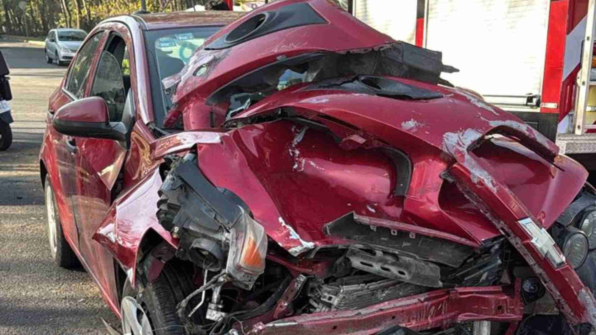 Aparatoso Choque entre Moto y Auto en Calzada Zaragoza, CDMX