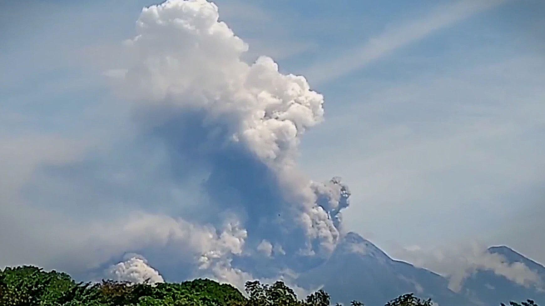 Aumenta actividad del Volcán de Fuego en Guatemala