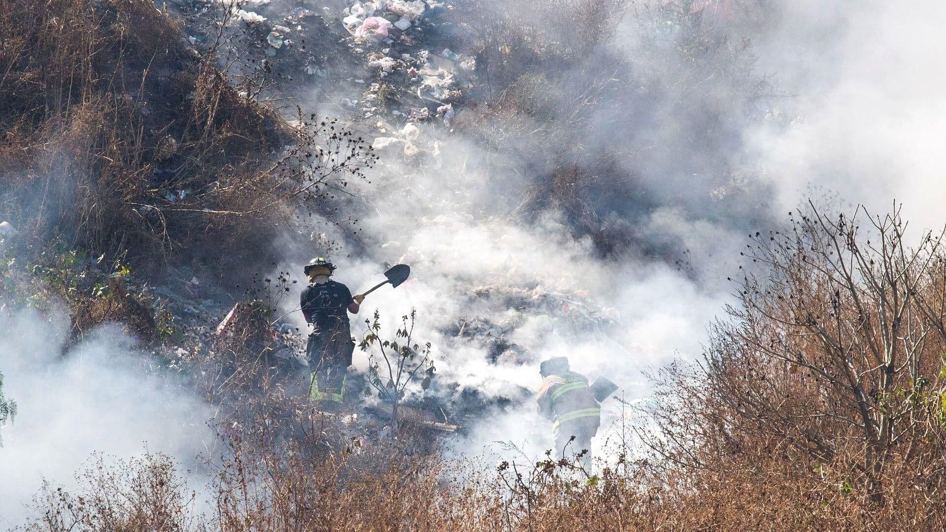 Columna de humo se registra en puente del bordo de Xochiaca, Edomex