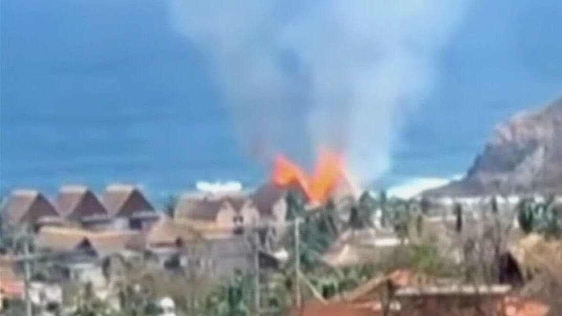 Se incendian hotel y diversas palapas en playa de Zipolite, en Oaxaca
