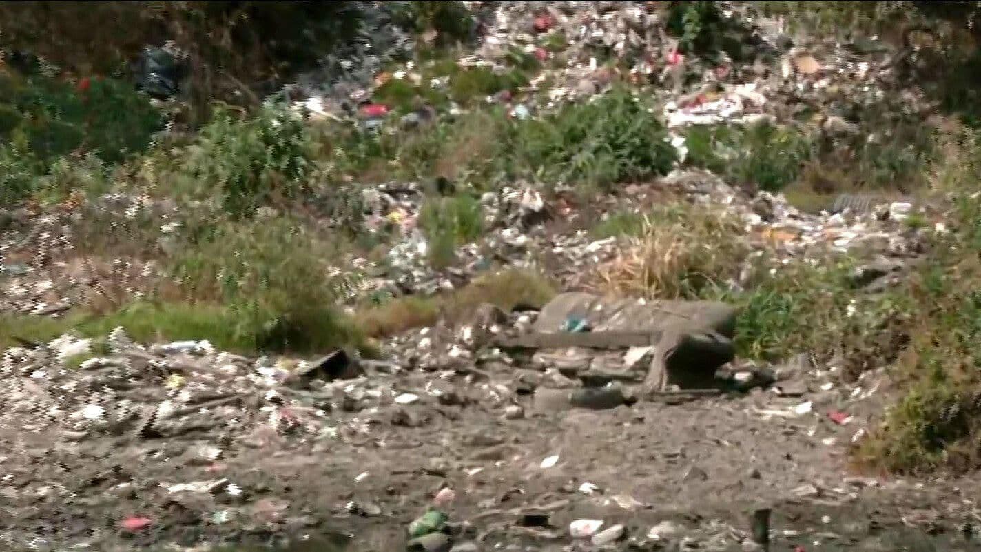 Salas y colchones se encuentran en desazolve de Presa Becerra