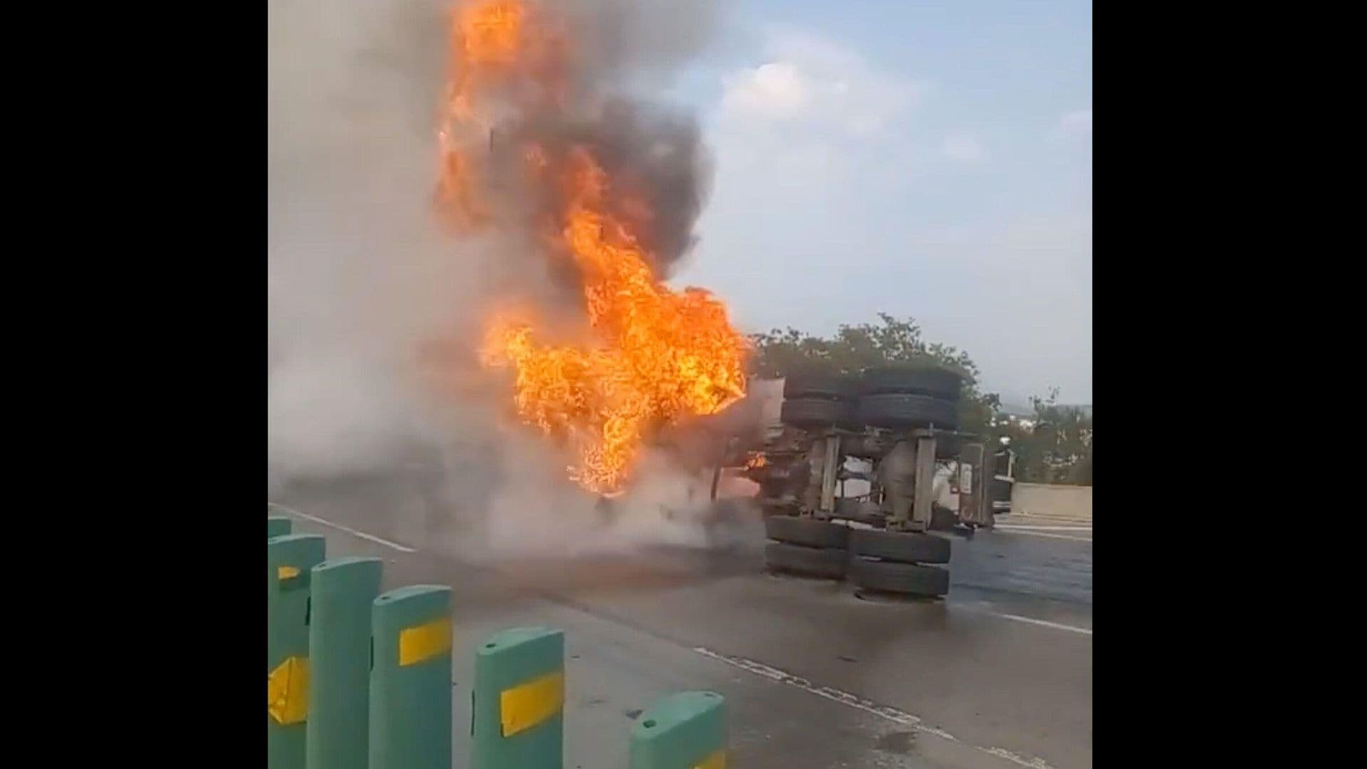 Volcadura provoca incendio en el Paso Exprés en Cuernavaca