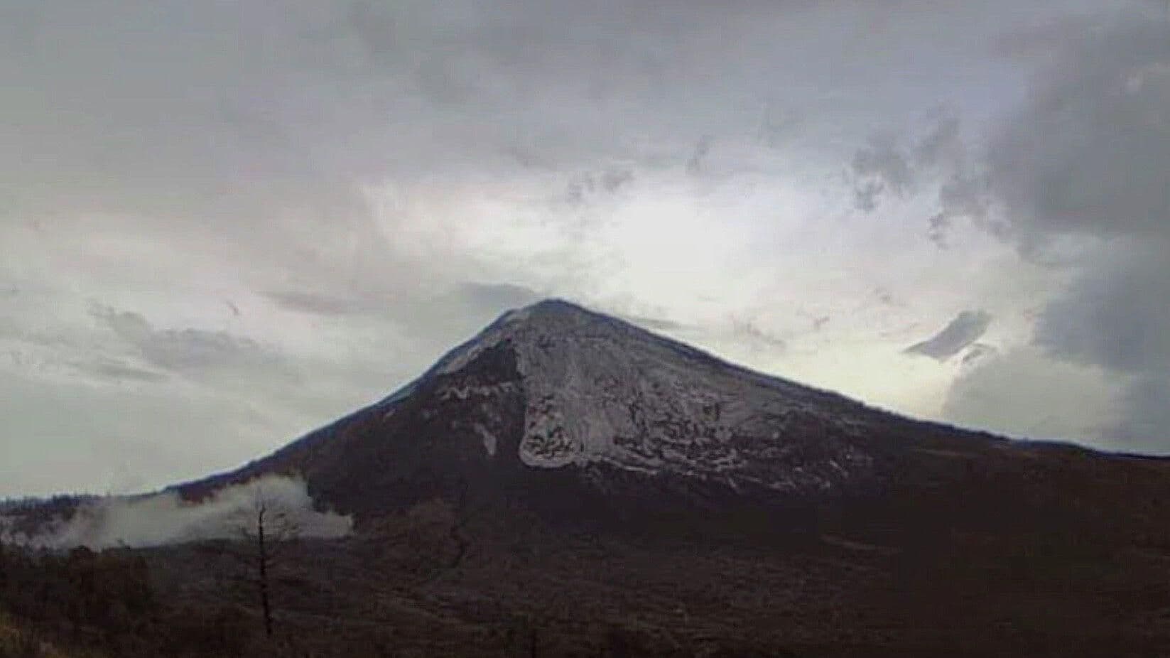 Granizada pinta de blanco al Volcán de Fuego en Colima
