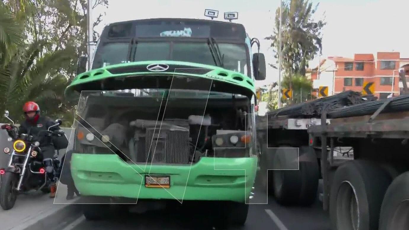 Tráiler y Camión Descompuestos Bloquean Canal Nacional, CDMX