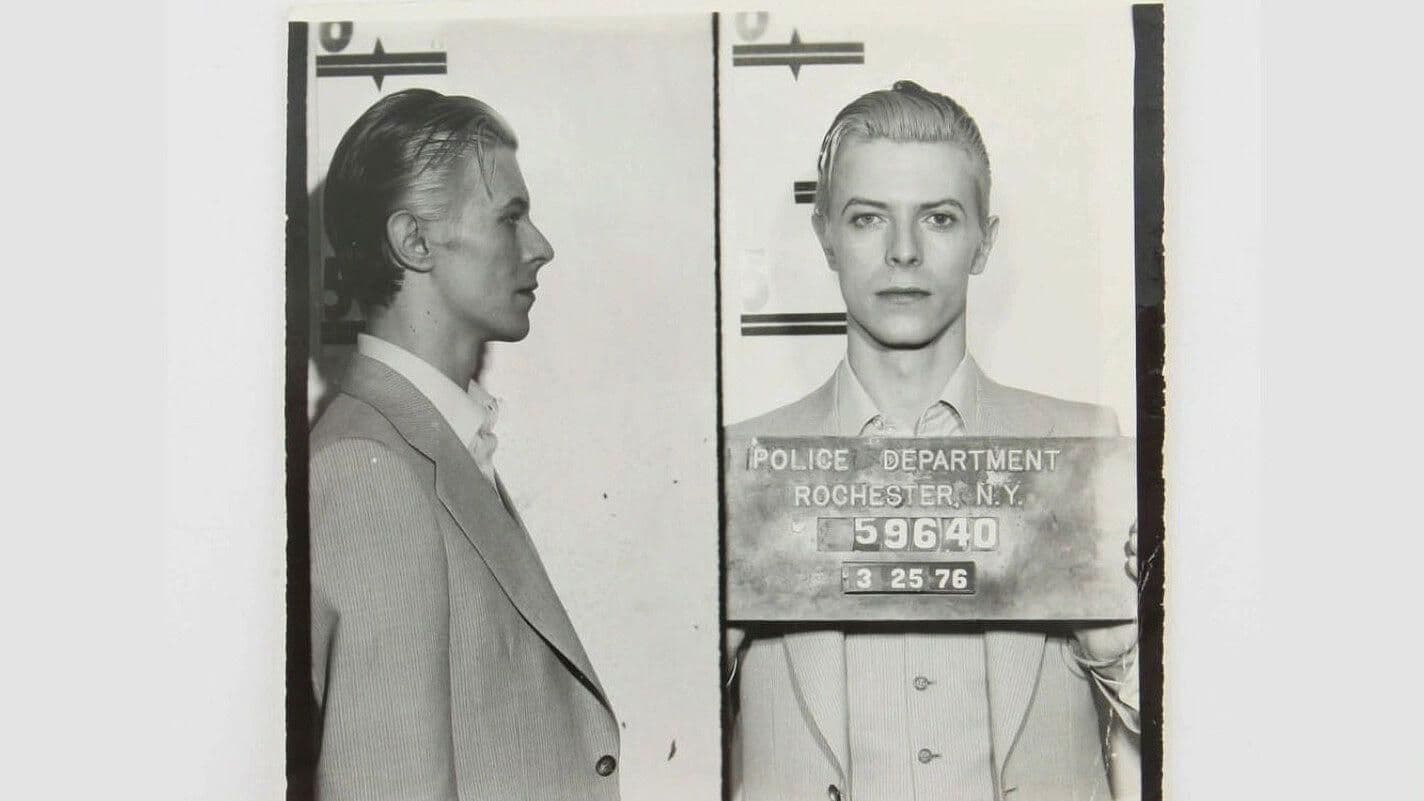 Subastarán fotografía de David Bowie siendo arrestado