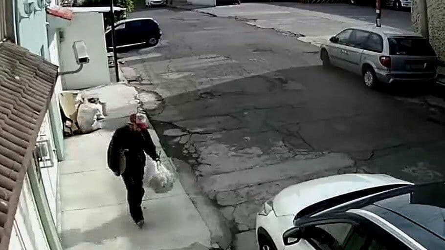 Captan Robo de Tapas de Coladeras en Valle de Aragón, Edomex