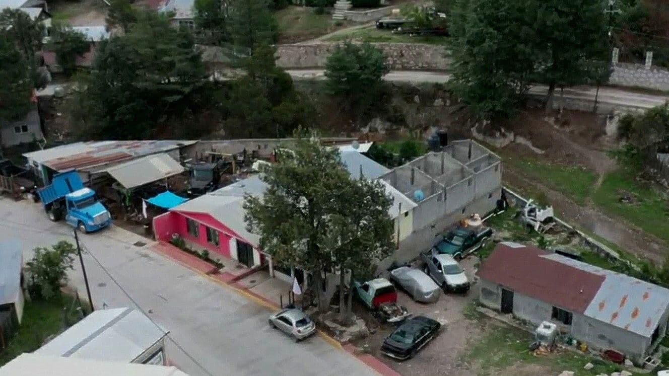 Habitantes de Urique, Chihuahua, ondean banderas blancas para pedir paz