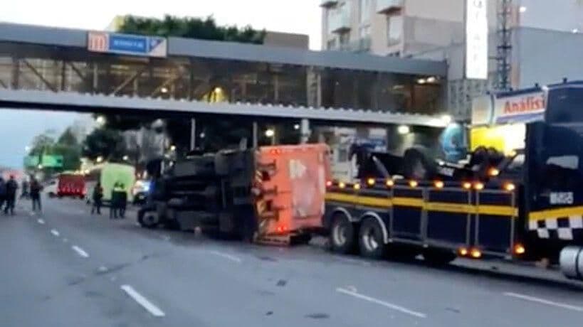 Volcadura de camión repartidor provoca suspensión de L2 del Metro