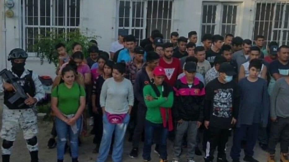 Aseguran a 52 migrantes centroamericanos en carretera de Arriaga, Chiapas