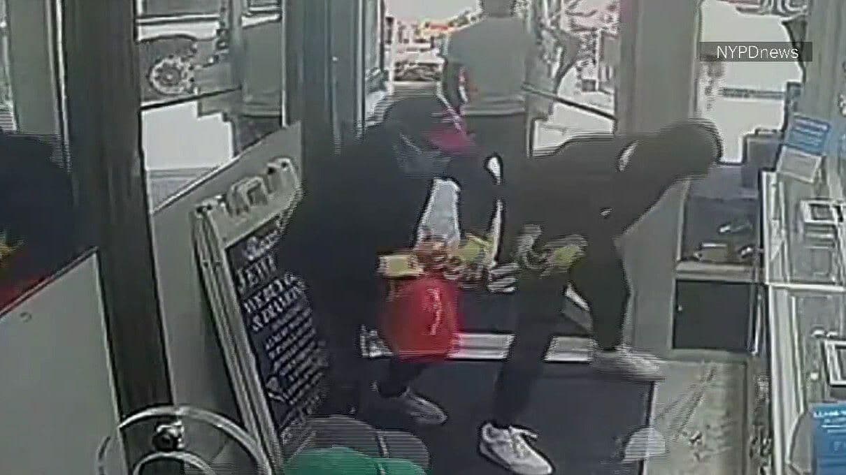 Buscan a cuatro por robo de joyería en el Bronx, Nueva York