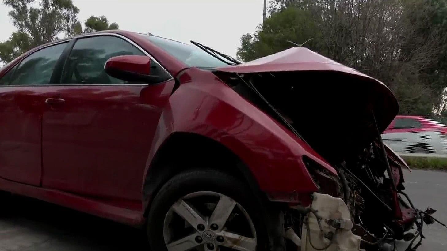 Automovilista choca contra un poste en Canal Nacional, CDMX