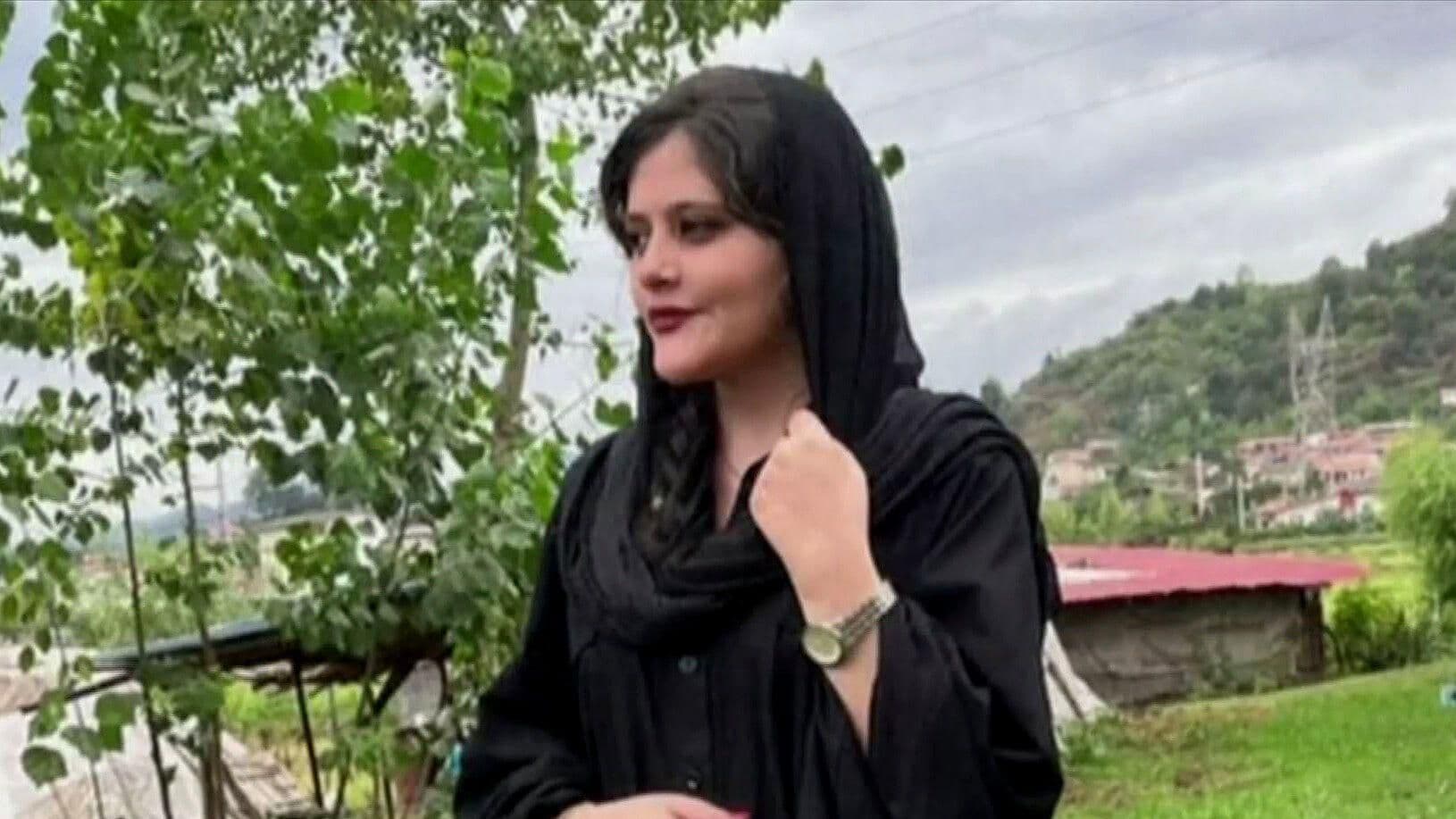 Conmemoran Muerte de Mahsa Amini a Ritmo de ‘Calm Down’