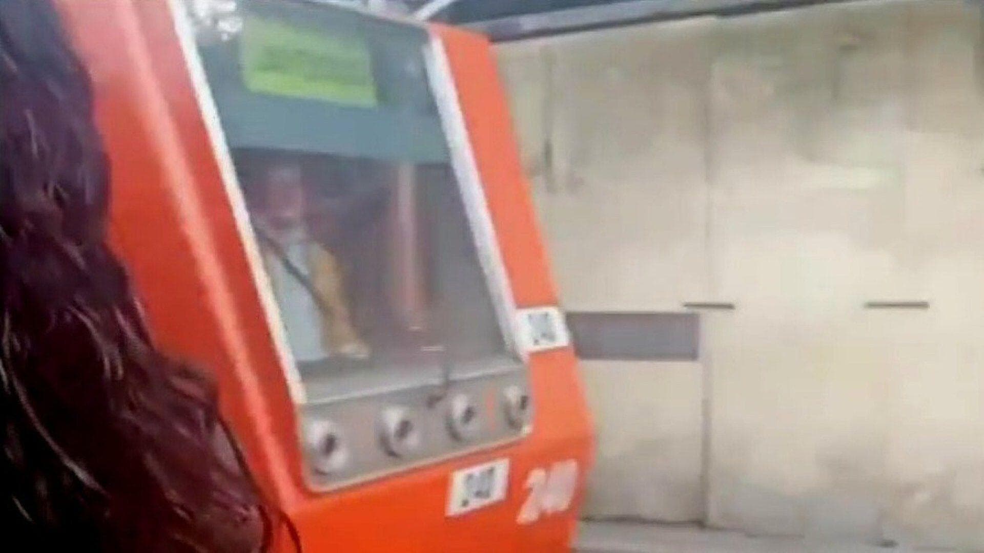 Video: Captan Otro Tren de la L3 del Metro Viajando con las Puertas Abiertas