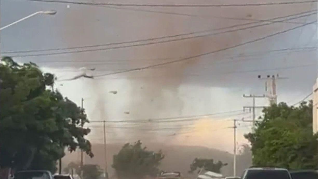 Torbellino causa estragos en Guamúchil, Sinaloa