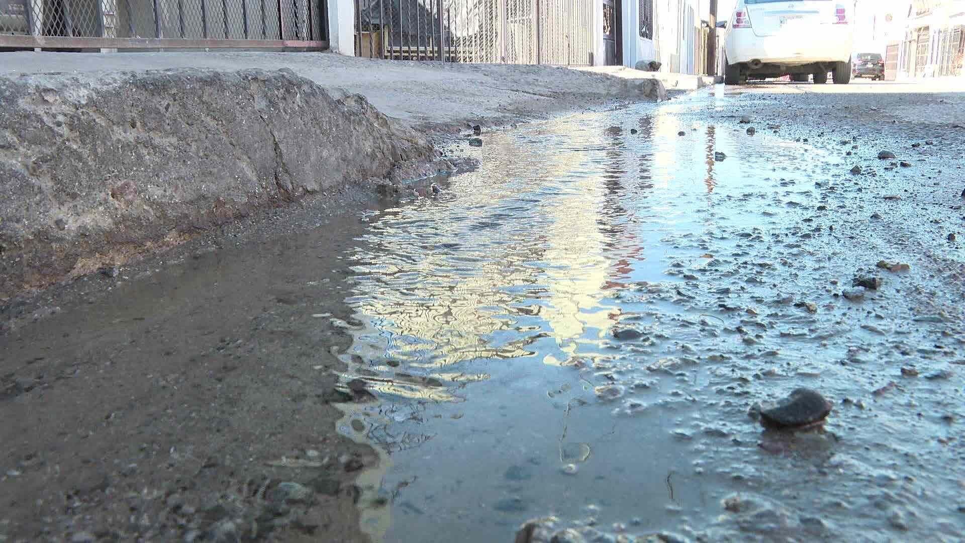 Vecinos Reportan Baches Debido a Fuga de Agua en Colonia Villa Sonora en Hermosillo