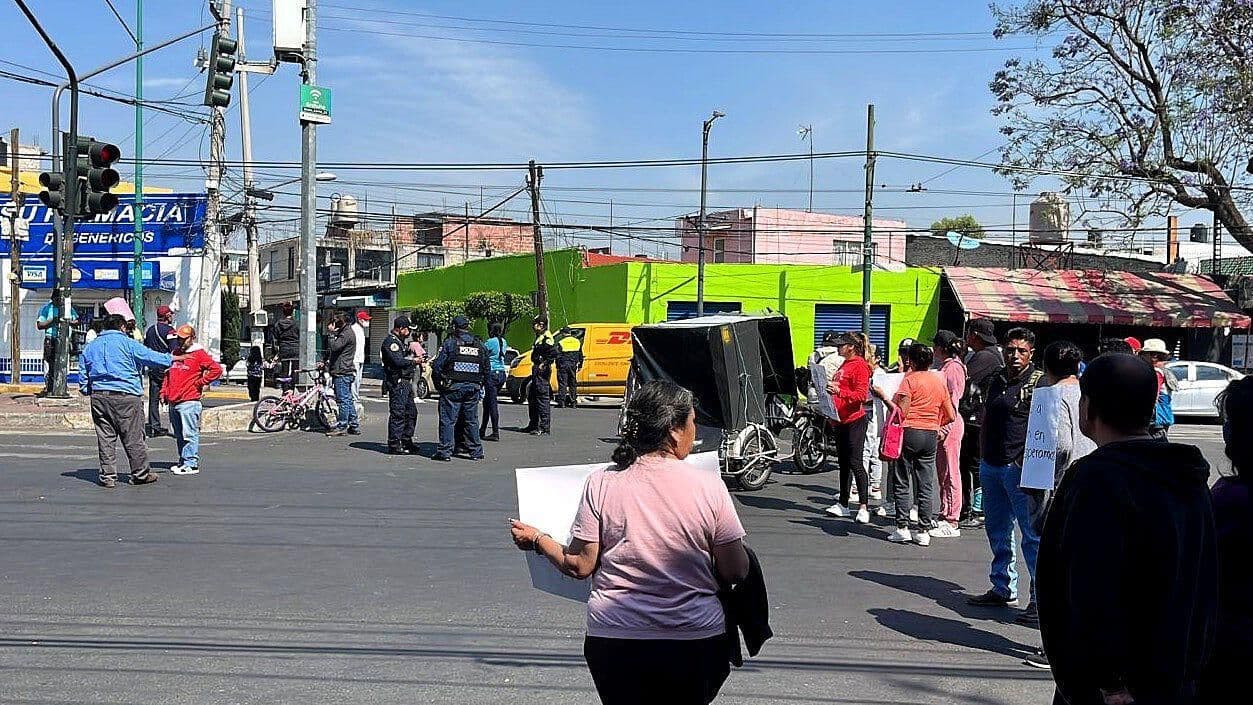 Bloquean Calzada Taxqueña por Desaparición de la Menor Leslie