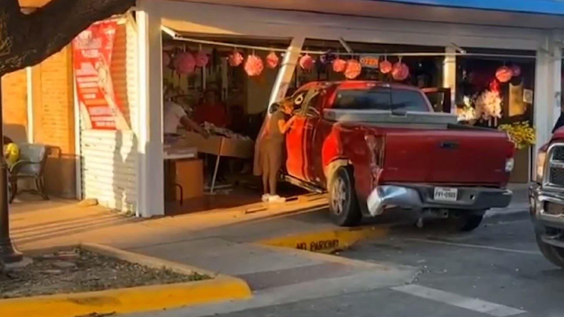 Camioneta Choca Tienda tras Accidente en Centro de Eagle Pass