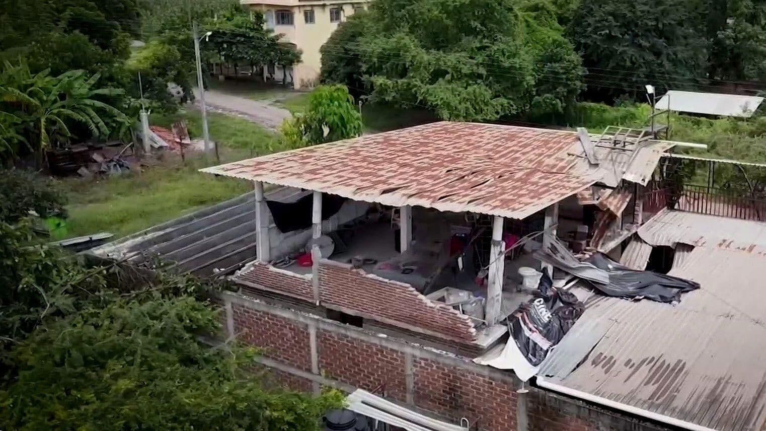 Habitantes de Aquila piden ayuda tras daños por el sismo de magnitud 7.7